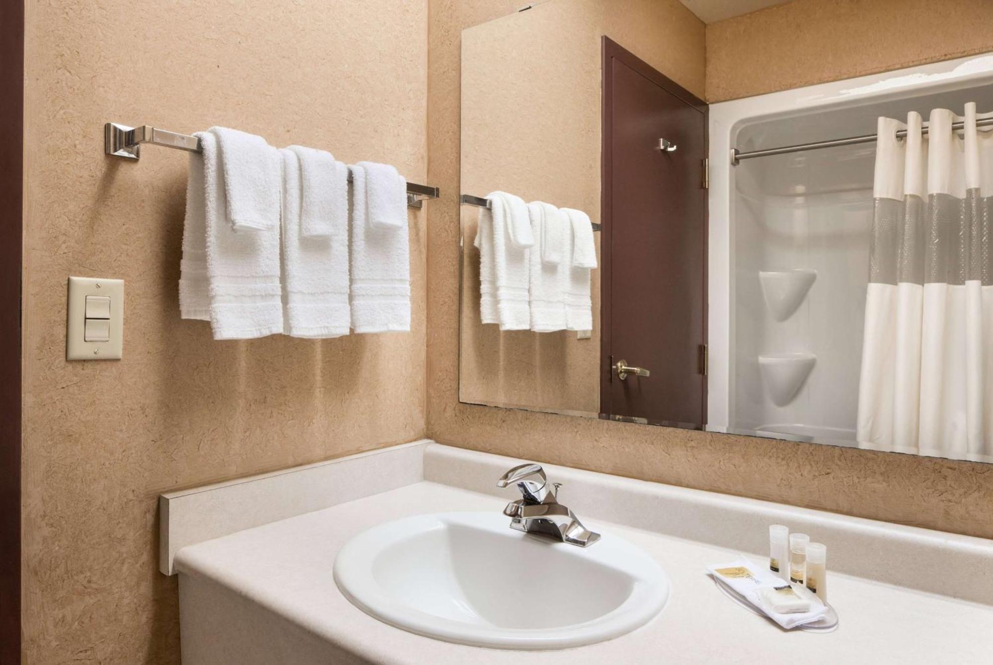Days Inn By Wyndham Leamington Ngoại thất bức ảnh